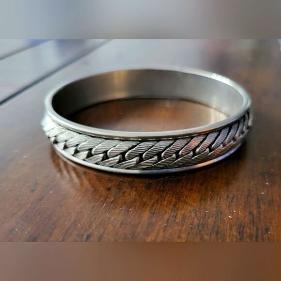 Casual Silvertone bracelet - Picture 2 of 3